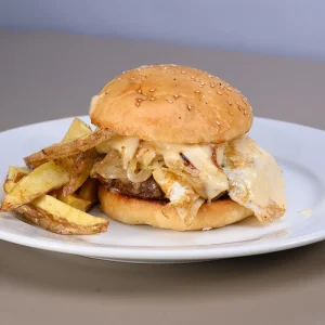 Hamburguesa a lo pobre + papas fritas