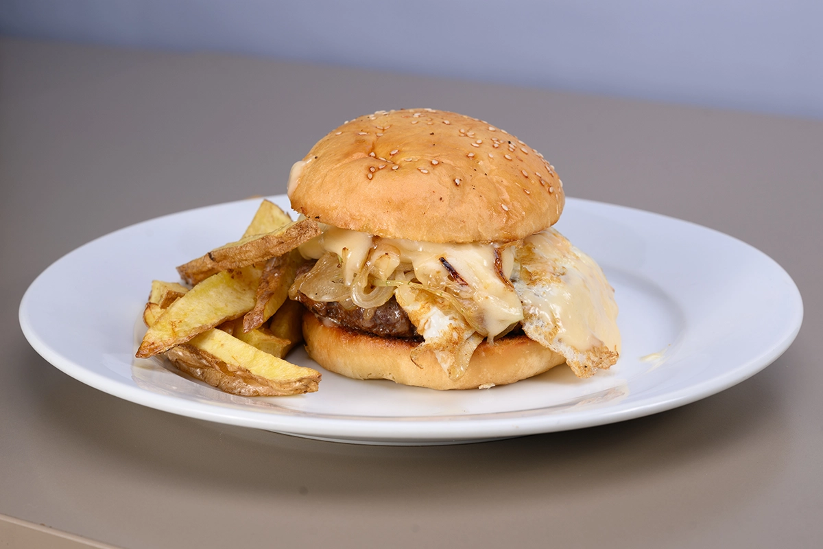 Hamburguesa a lo  pobre + papas fritas